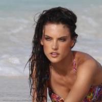 Alessandra Ambrosio : La volcanique brésilienne joue les sirènes sur le sable chaud...