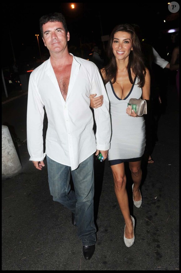 Simon Cowell et sa petite amie au VIP Room, à Saint-Tropez, le 8 août 2010