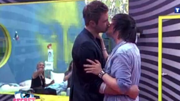 Secret Story 4 : Maxime embrasse Thomas et officialise enfin avec... Stéphanie !