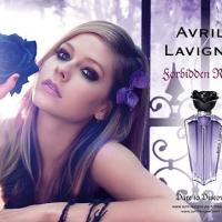 Avril Lavigne transformée en femme glamour envoûtante !
