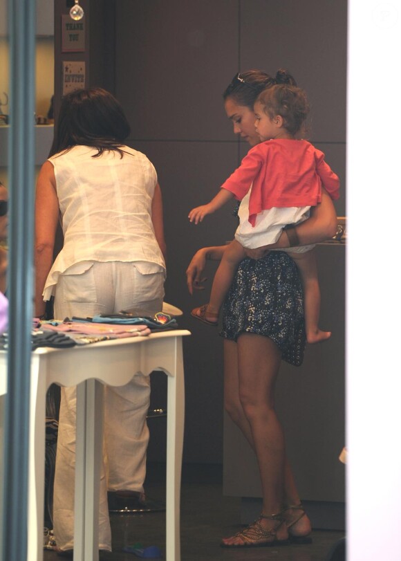 Jessica Alba et sa fille Honor en pleine séance shopping 