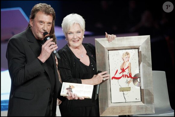 Line Renaud, honorée en présence de son ami Johnny Hallyday en 2005