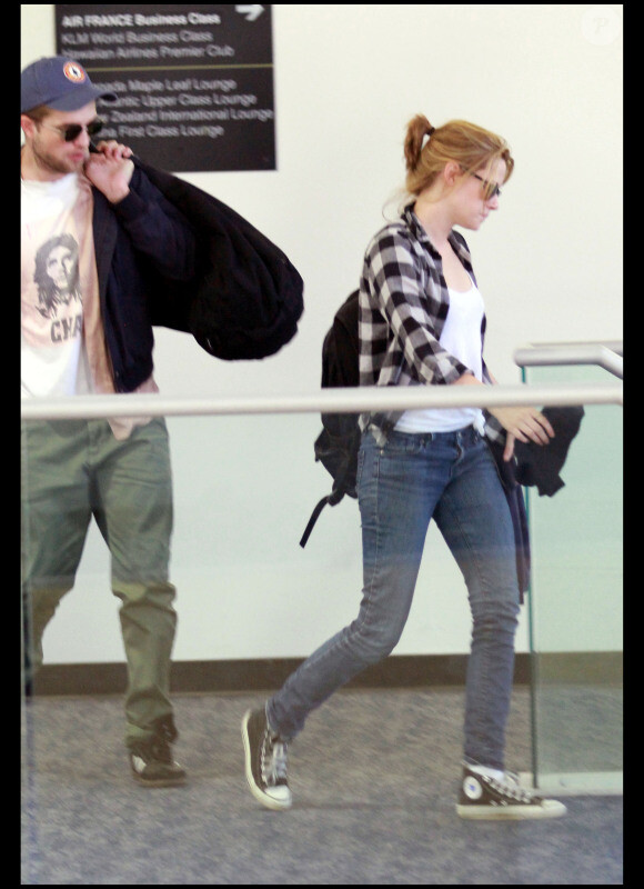 Robert Pattinson et Kristen Stewart à l'aéroport de Los Angeles le 17 août 2010