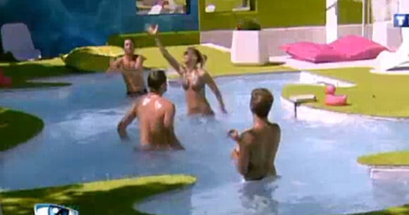 Tout le monde s'aime, les loosers et les winners jouent même ensemble dans la piscine dans Secret Story 4