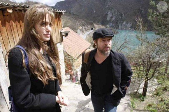 Angelina Jolie et Brad Pitt en visite en Bosnie, le 5 avril 2010 !