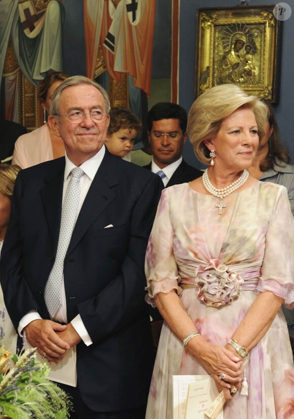Le 25 août 2010, le prince Nikolaos de Grèce, 40 ans, et sa belle Tatiana Blatnik, 29 ans, se mariaient, au coucher de soleil, sur l'île grecque de Spetses. Photo : Le roi Constantin et la reine Anne-Marie.