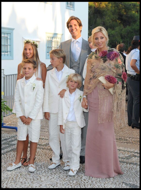 Le 25 août 2010, le prince Nikolaos de Grèce, 40 ans, et sa belle Tatiana Blatnik, 29 ans, se mariaient, au coucher de soleil, sur l'île grecque de Spetses. Photo : le diadoque Pavlos et son épouse Marie-Chantal, avec leurs cinq enfants.