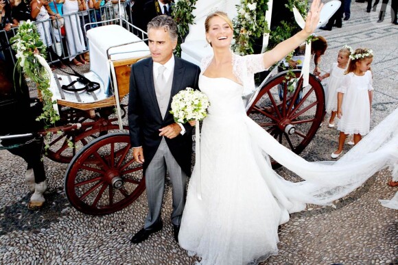 Le 25 août 2010, le prince Nikolaos de Grèce, 40 ans, et sa belle Tatiana Blatnik, 29 ans, se mariaient, au coucher de soleil, sur l'île grecque de Spetses. La mariée arrive au bras de son beau-père au monsatère Agios Nikolaos.