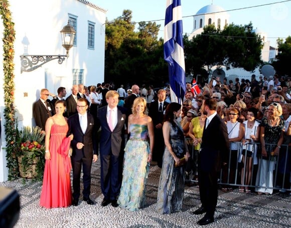 Le 25 août 2010, le prince Nikolaos de Grèce, 40 ans, et sa belle Tatiana Blatnik, 29 ans, se mariaient, au coucher de soleil, sur l'île grecque de Spetses. Victoria et Daniel de Suède, Maxima et W-Alexander, Mary de Dan. et Haakon de Norv.