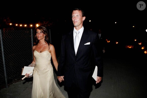 Le 25 août 2010, le prince Nikolaos de Grèce, 40 ans, et sa belle Tatiana Blatnik, 29 ans, se mariaient, au coucher de soleil, sur l'île grecque de Spetses. Joachim et Marie de Danemark.