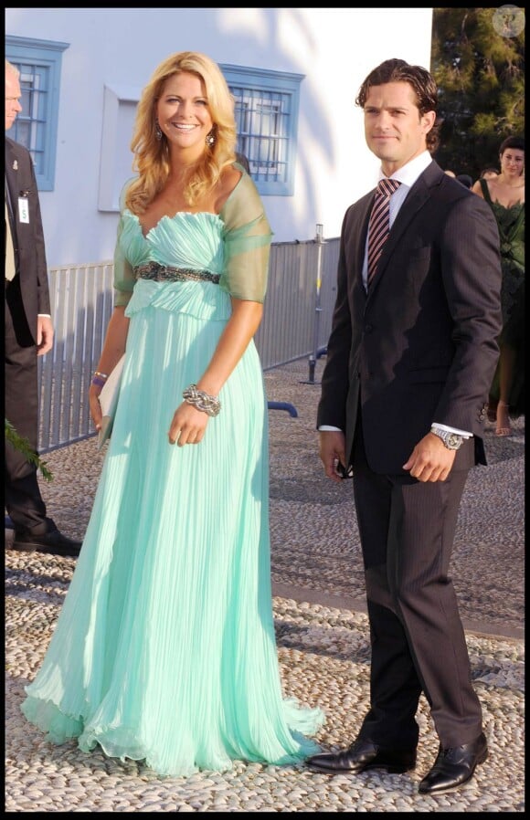 Le 25 août 2010, le prince Nikolaos de Grèce, 40 ans, et sa belle Tatiana Blatnik, 29 ans, se mariaient, au coucher de soleil, sur l'île grecque de Spetses. Madeleine et Carl Philip de Suède arrivent pour la cérémonie.