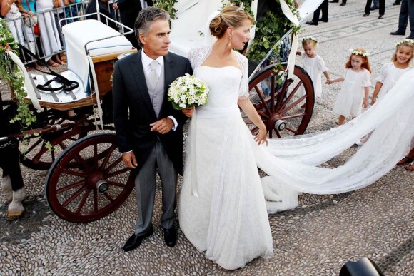 Le 25 août 2010, le prince Nikolaos de Grèce, 40 ans, et sa belle Tatiana Blatnik, 29 ans, se mariaient, au coucher de soleil, sur l'île grecque de Spetses. La mariée au bras de son beau-père, amenée à l'église en calèche traditionnelle.