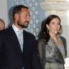 Le 25 août 2010, le prince Nikolaos de Grèce, 40 ans, et sa belle Tatiana Blatnik, 29 ans, se mariaient, au coucher de soleil, sur l'île grecque de Spetses. Mary de Danemark et son cavalier de circonstance, Haakon de Norvège.