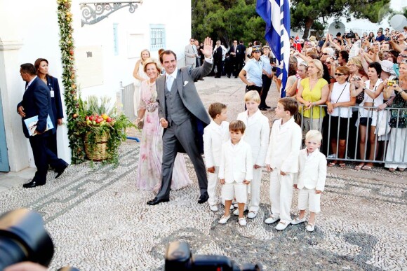 Le 25 août 2010, le prince Nikolaos de Grèce, 40 ans, et sa belle Tatiana Blatnik, 29 ans, se mariaient, au coucher de soleil, sur l'île grecque de Spetses. Nikolaos arrive au monsatère Agios Nilolaos, avec sa mère à son bras.