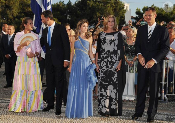 Le 25 août 2010, le prince Nikolaos de Grèce, 40 ans, et sa belle Tatiana Blatnik, 29 ans, se mariaient, au coucher de soleil, sur l'île grecque de Spetses. Les royaux espagnols : Elena, Felipe et Letizia, Cristina et Iñaki.