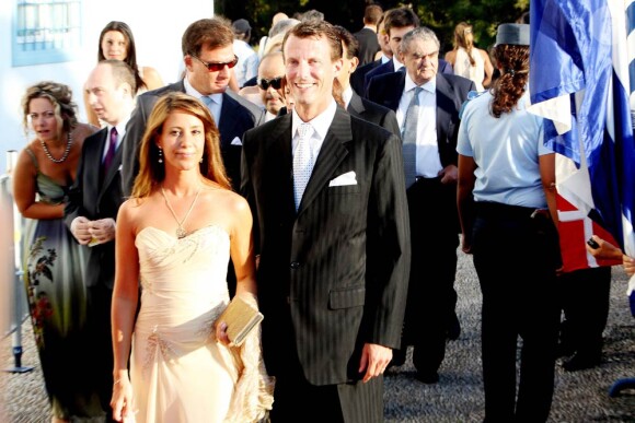 Le 25 août 2010, le prince Nikolaos de Grèce, 40 ans, et sa belle Tatiana Blatnik, 29 ans, se mariaient, au coucher de soleil, sur l'île grecque de Spetses. Marie et Joachim de Danemark sur le parvis du monastère Agios Nikolaos.