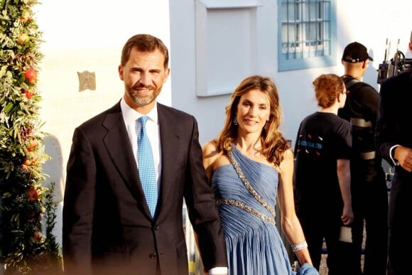 Le 25 août 2010, le prince Nikolaos de Grèce, 40 ans, et sa belle Tatiana Blatnik, 29 ans, se mariaient, au coucher de soleil, sur l'île grecque de Spetses. Letizia d'Espagne et le prince Felipe arrivent au monastère pour la cérémonie.