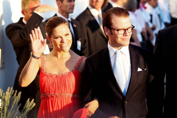 Le 25 août 2010, le prince Nikolaos de Grèce, 40 ans, et sa belle Tatiana Blatnik, 29 ans, se mariaient, au coucher de soleil, sur l'île grecque de Spetses. Victoria et Daniel de Suède à la noce.