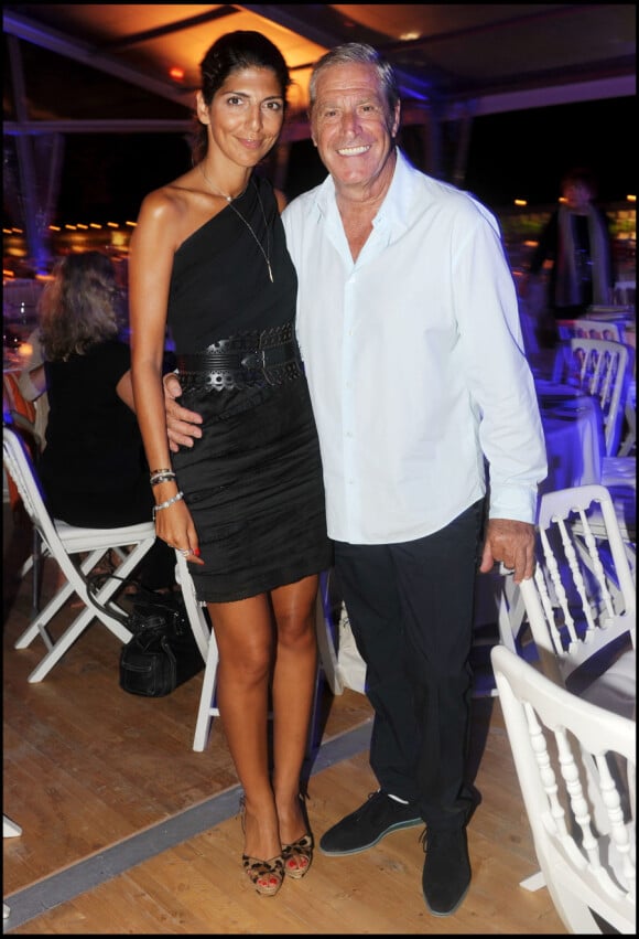 Hoda Roche et son fiancé Jean-Claude Darmon lors de la vente aux enchères au profit des assocation Tidène et Puits du désert le 26 août 2010 dans le domaine de Bertaud-Belieu à Saint-Tropez
