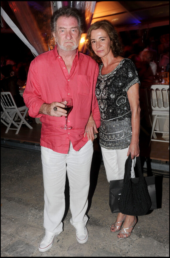 Eddy Mitchell et son épouse Muriel lors de la vente aux enchères au profit des assocation Tidène et Puits du désert le 26 août 2010 dans le domaine de Bertaud-Belieu à Saint-Tropez