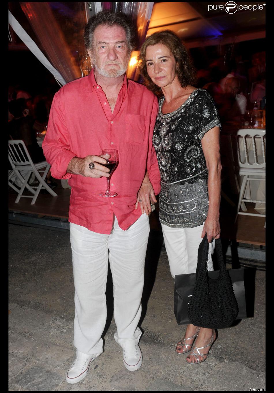 Eddy Mitchell Et Son Epouse Muriel Lors De La Vente Aux Encheres Au Profit Des Assocation Tidene Et Puits Du Desert Le 26 Aout 2010 Dans Le Domaine De Bertaud B Purepeople