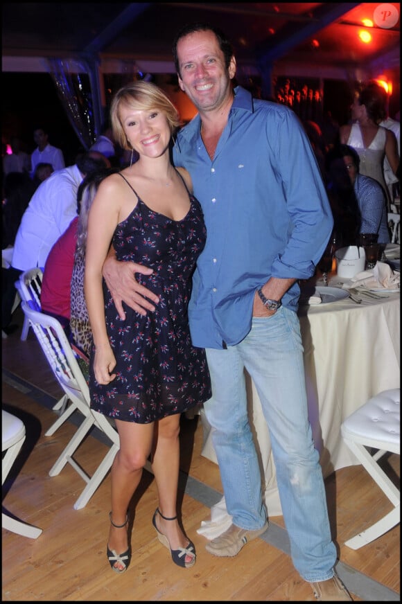 Christian Vadim et sa bien-aimée Julia lors de la vente aux enchères au profit des assocation Tidène et Puits du désert le 26 août 2010 dans le domaine de Bertaud-Belieu à Saint-Tropez