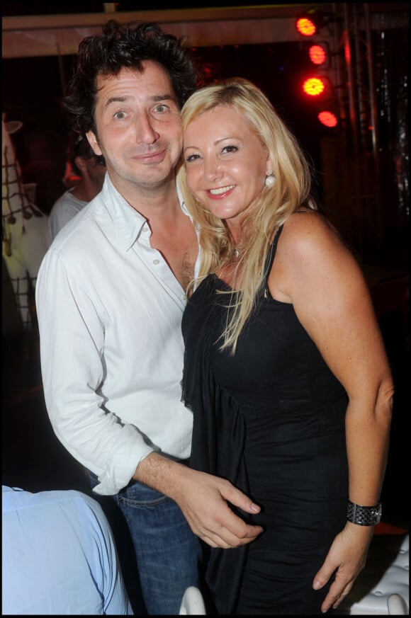 Edouard Baer et Monica Bacardi lors de la vente aux enchères au profit des assocation Tidène et Puits du désert le 26 août 2010 dans le domaine de Bertaud-Belieu à Saint-Tropez