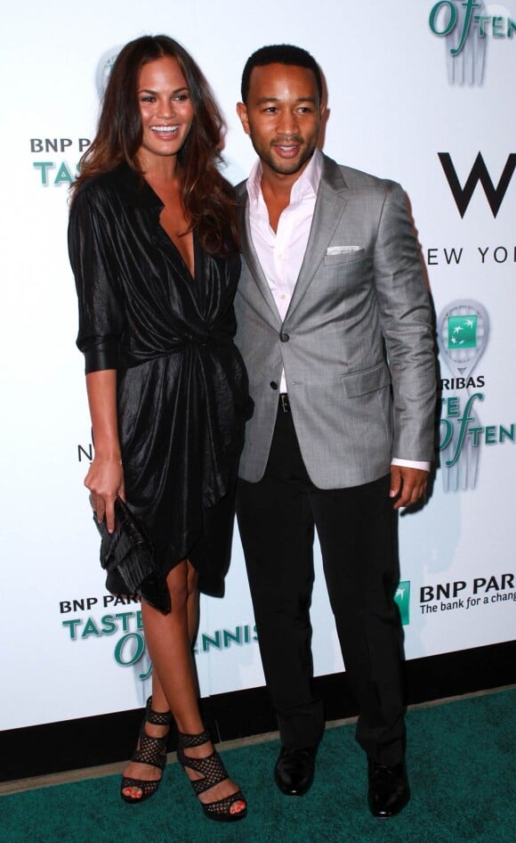 L'hôtel W de New york accueillait le 26 août 2010 la 11e édition de Taste of Tennis, avec la participation d'une Christine Teigen superbe et décolletée, accompagnée de son boyfriend John Legend !