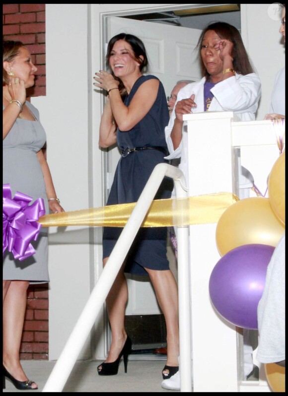 Sandra Bullock, maîtresse de cérémonie lors de l'inauguration de la Warren Easton Charter High School de la Nouvelle-Orléans, en Louisiane, le 29 août 2010.