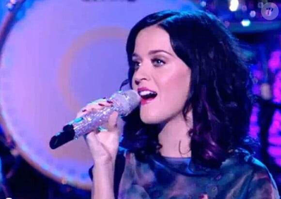 Katy Perry était l'invitée du Grand Journal du 30 août 2010, et a interprété en live son single Teenage Dream.