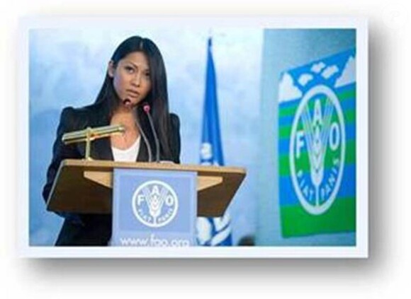 Anggun continue de donner de son temps et de son énergie afin d'encourager les actiions de l'agence des Nations Unies pour l'Alimentation et le Développement.
