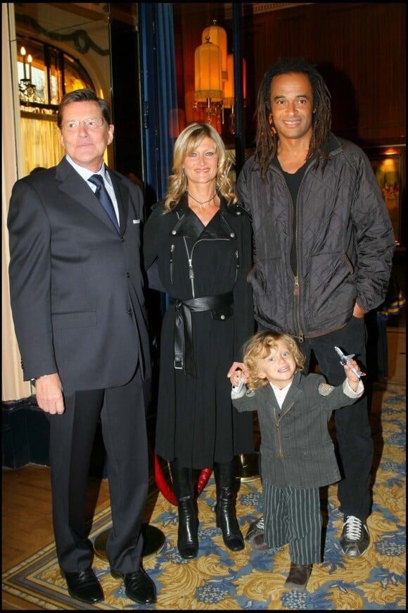 Yannick Noah, Isabelle Camus et son père Jean-Claude Camus, et le petit Joalukas