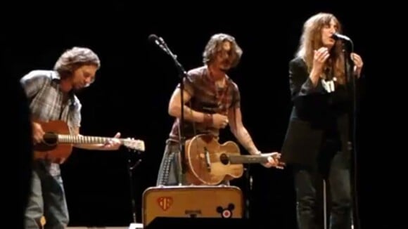 Regardez Johnny Depp monter sur scène et prendre sa guitare pour Patti Smith !