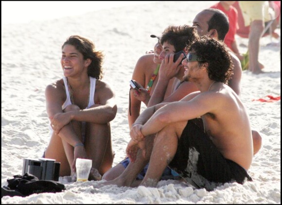Jesus Luz à la plage à Rio de Janeiro avec des amis