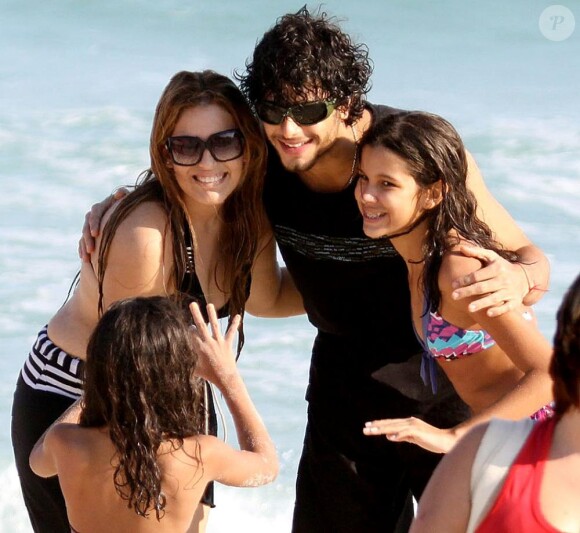 Jesus Luz sur la plage avec des amis à Rio