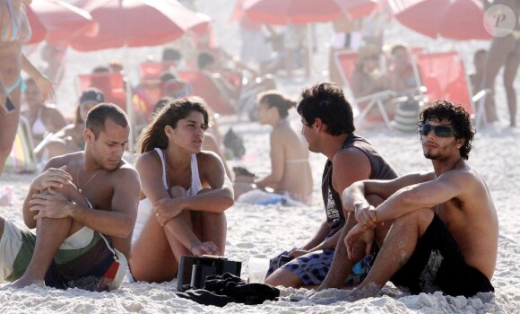 Jesus Luz sur la plage avec des amis à Rio
