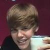 Justin Bieber vide une pinte de lait en 26 secondes ! Quelle descente !