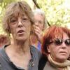 Jane Birkin et Régine sont venues chanter leur soutien aux sans-papiers en chantant Les petits papiers à bord d'un bus le 4 septembre 2010 à Paris