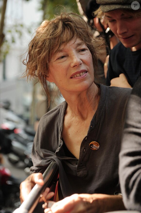 Jane Birkin est venue chanter son soutien aux sans-papiers en chantant Les petits papiers à bord d'un bus le 4 septembre 2010 à Paris