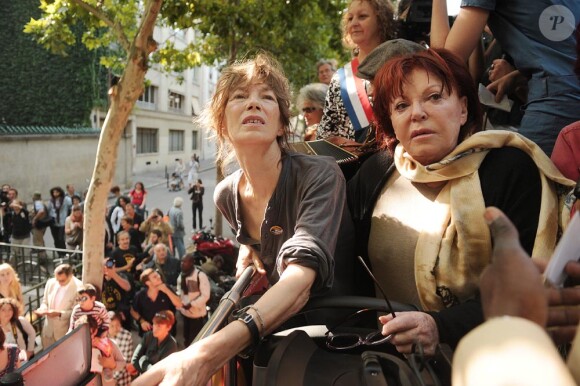Jane Birkin et Régine sont venues chanter leur soutien aux sans-papiers en chantant Les petits papiers à bord d'un bus le 4 septembre 2010 à Paris