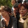 Jane Birkin et Régine sont venues chanter leur soutien aux sans-papiers en chantant Les petits papiers à bord d'un bus le 4 septembre 2010 à Paris
