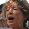 Jane Birkin est venue chanter son soutien aux sans-papiers en chantant Les petits papiers à bord d'un bus le 4 septembre 2010 à Paris