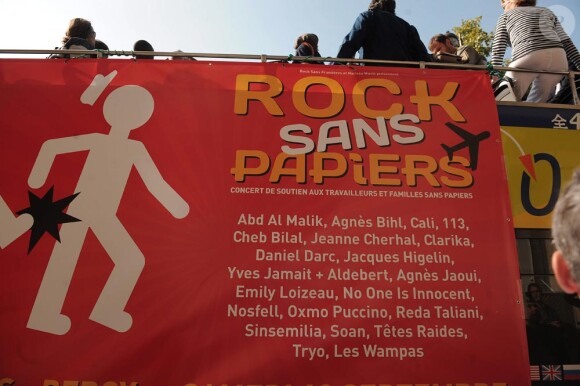 Manifestation de soutien aux sans-papiers en chantant Les petits papiers à bord d'un bus le 4 septembre 2010 à Paris