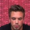 Maxime adresse un message vidéo à Stéphanie. 