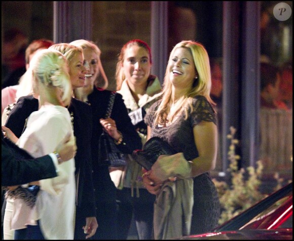 La Princesse Madeleine de Suède avec des amies avant son départ pour New York