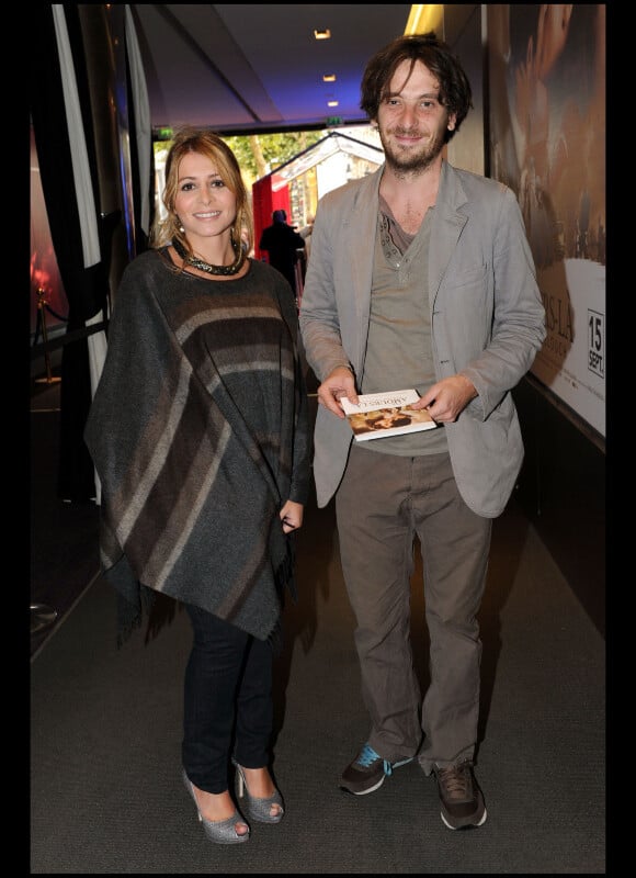 Julie Zenatti et son compagnon le comédien Benjamin Bellecour lors de la présentation du film Ces amours-là à Paris le 12 septembre 2010