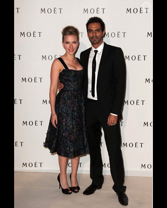 Scarlett Johansson et Arjun Rampal lors de la soirée Moët & Chandon à Epernay le 13 septembre 2010
