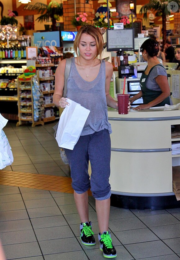 Miley Cyrus s'est arrêtée dans un magasin spécialisé dans la produits bio afin de se restaurer, mercredi 15 septembre, à Los Angeles.