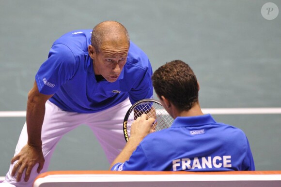 Le capitaine guy Forget encourage Michaël Llodra, brillant vainqueur de son match de Coupe Davis face à l'Argentine le 17 septembre 2010