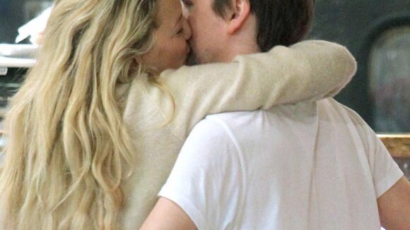 Quand Kate Hudson offre un baiser passionné à Matthew Bellamy de Muse... au supermarché !